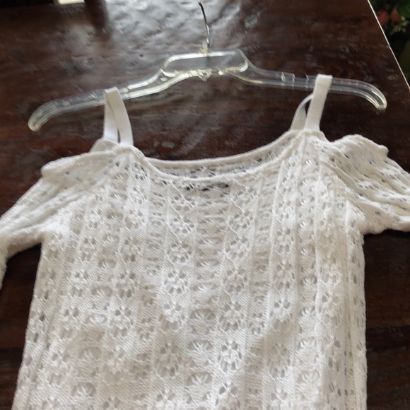 White lace cold shoulder dress. - Picture 3 of 5